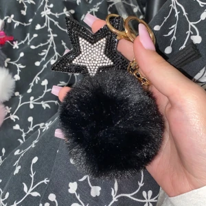 En elegant nyckelring med päls och en stjärna - En nyckelring som är jättesöt. Köptes men användes aldrig. Köparen står för frakten ❤️