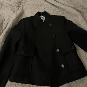 Kappa från Zara  - En helt nya kappa från Zara som inte är använd. Lapparna finns fortfarande på. Fick den som present men det var inte riktigt min stil.  Vid snabb affär kan jag gå ner lite i pris 