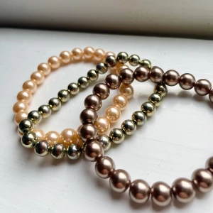 Pärlarmband i trio💛 - Tre fina pärlarmband som passar fint tillsammans☺️Har haft dom länge så vet tyvärr inte vilket märke dom är köpte från. 