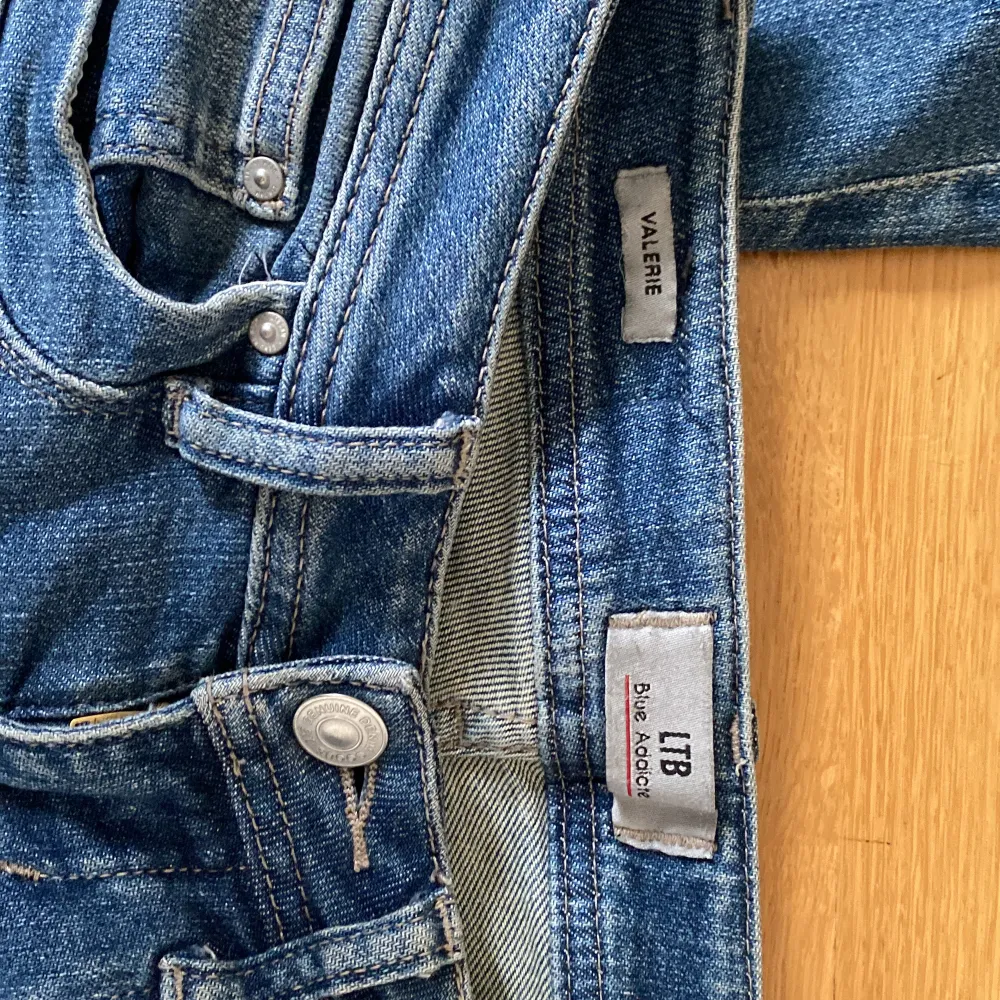(Dirket pris: 500kr) Ltb jeans i modellen valerie. Storlek 24/30, inga defekter, alltså som nya. Nypris 799kr.. Jeans & Byxor.