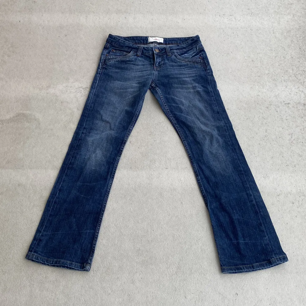 jeans från Lee Cooper med snygga fickor! för små för mig så har tyvärr inga bilder på  Mått:  midja: 38cm innerbenslängd: 70cm över låret: 26cm. Jeans & Byxor.