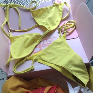 Kylie Jenner bikini -oanvänd  - Helt oanvänd tunn bikini med etiketter kvar. Storlek S (överdel XS) båda delar har reglerbara band. Se sista bild för mått. Råkade beställa hem dubbla bikinis från usa med frakt 18$ samt tullavgift på 395 så totalt kostar en ny ca 1400kr. 