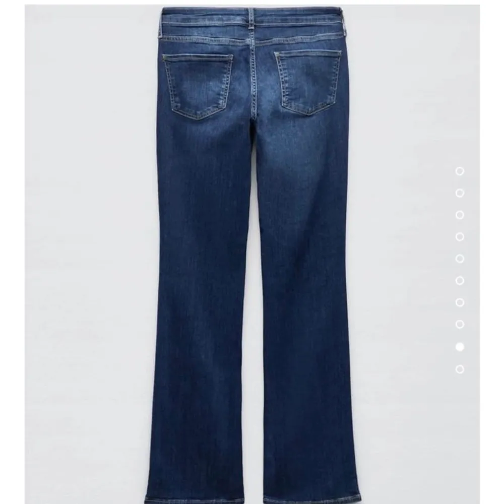 Ett par low waist jeans ifrån zara som tyvärr är för stora för mig💓 de är i väldigt fint skick och är i storlek 40 men är lite stora i storleken🥰 de är helt slutsålda på Zaras hemsida. Kan mötas upp i Stockholm men kan även posta💓. Jeans & Byxor.