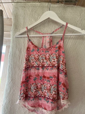 Topp - Extremt söt liter flowigt linne. Den är i använt skick, men inte sliten alls.  Skicka för fler bilder 💗🌸