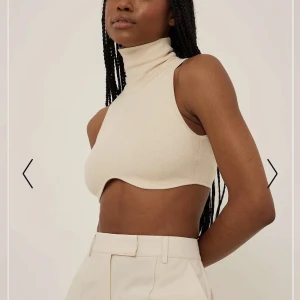Topp - Oanvänd topp från angelica blicks kollektion från NAKD. Helt oanvänd med prislapp kvar. Stl: xs Nypris:200