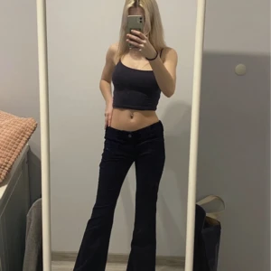 Skitsnygga Marinblå låga jeans  - Jätte snygga lowaist jeans med jätte söta fickor fram och bak. Är i storlek 38 men skulle säga att de sitter mer som 36 