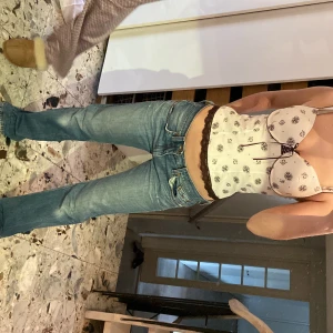 Sommar korsett top! - Jätte härlig korsett topp! Perfa nu till våren. Skaver ingen stans utan är bara skön! Bara att fråga om man har nå frågor!