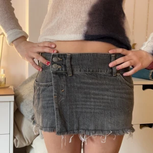 Slutsåld as cool jeans kjol!  - Intressekoll på min as coola jeanskjol ifrån weekday, som är helt slutsåld! Andvändts 1 gång då den inte sitter så bra på mig. Den är ganska liten i storleken! 