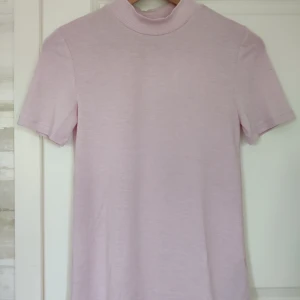 Ljusrosa kortärmad polotröja från Zara - Väldigt sparsamt använd. Verkligen världens mjukaste och lenaste tyg, superskön att ha på sig. Inte riktigt polokrage men nästan. Tight passform men jättestretchigt tyg. 