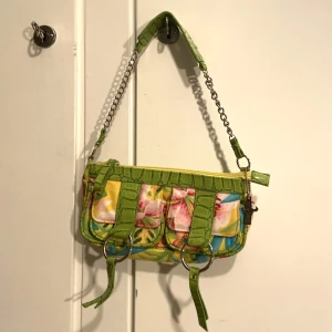 Axelväska/handväska - Vintage axelväska från 2000 talet. Bra skick/ oanvänd:) finns många fack i