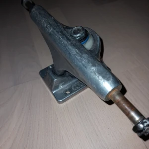 Independent truckar - Truckar i storlek 139 dvs passar 8.0 brädor. Säljer eftersom att de är försmå för min nya bräda. Bushings behöber bytas.  Har använt thread cutter på dem så att muttrarna gå på enklare