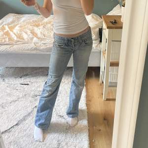 Säljer lågmidjade jeans från replay då jag aldrig andvänder dom🤍midjemått: 45cm, innerbenslängden: 76cm☺️Frank tillkommer