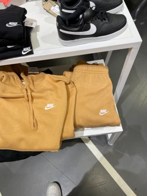 Nike tracksuit  - Är inte behov i denna längre, mkt bra skick. Köpt i januari från stadium. Nypris 1,099