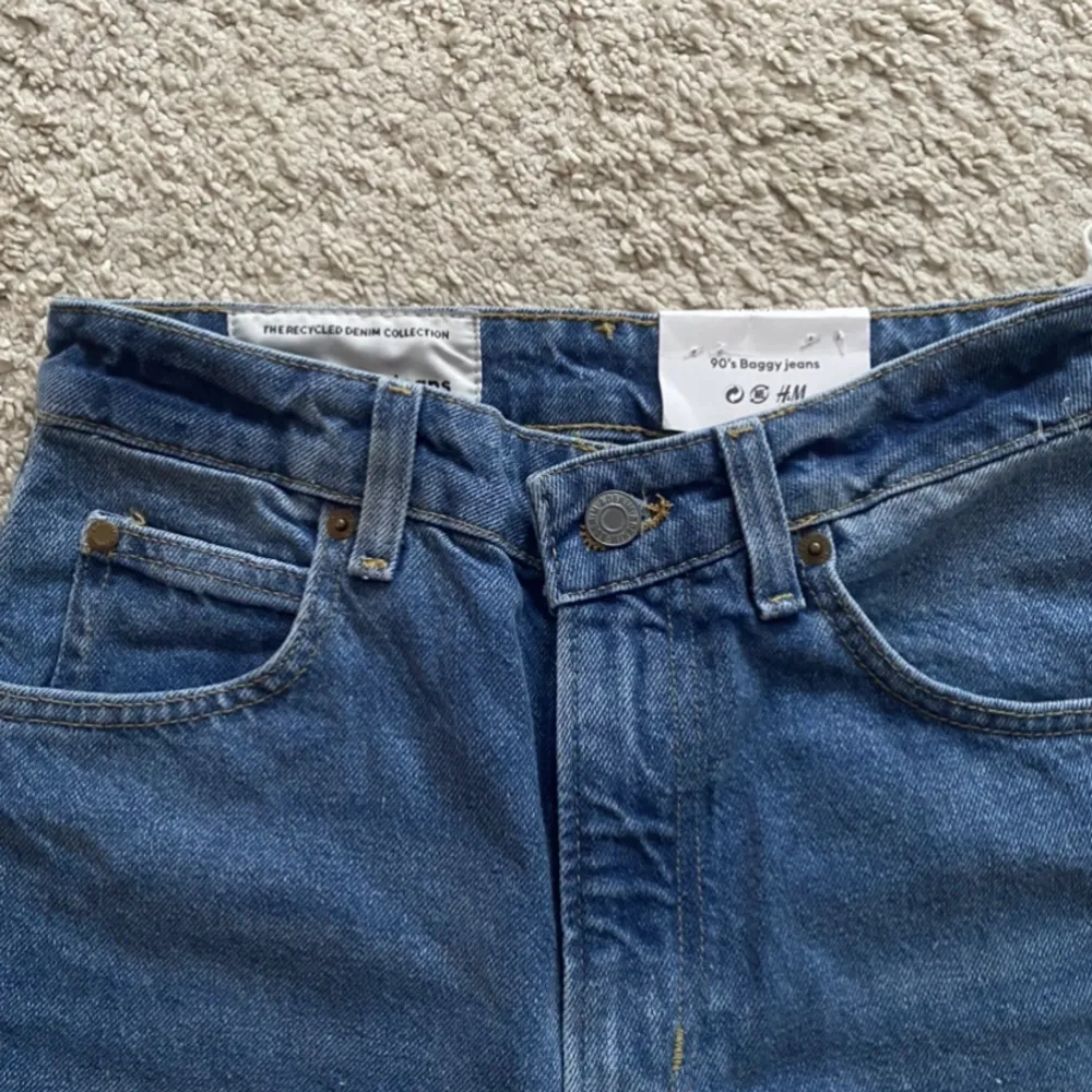 Fina 90-tals jeans från H&M som är höga i midjan och normal längd, köptes för 300kr . Jeans & Byxor.