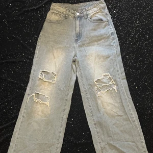 wide high waist jeans - pants in good quality, wide and high waisted with decorative rippes on the knees, pretty good pockets as well, they’re size S but quite big