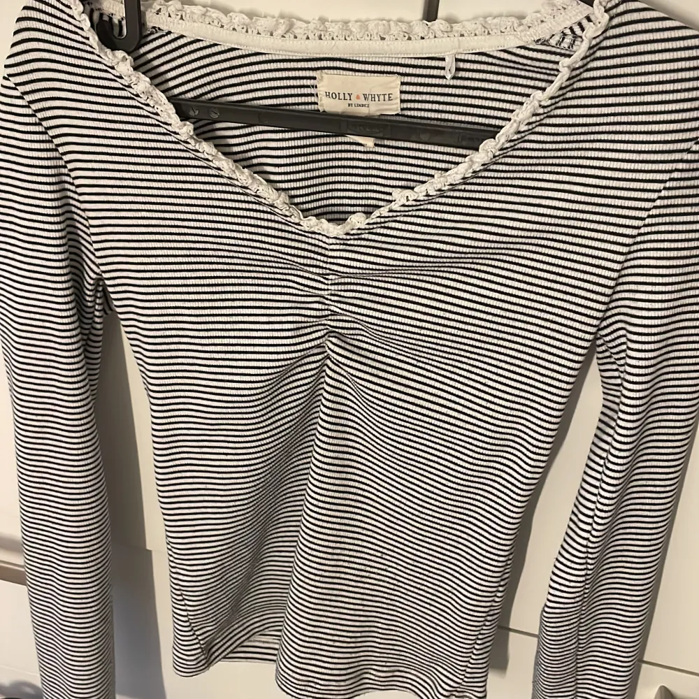 Säljer denna supersöta tröjan i storlek xs men passar även mig som vanligtvis har S. Nästintill oanvänd och bara att kontakta för frågor🥰. Toppar.