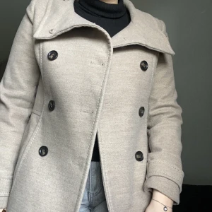 Kort kappa🤎 - Säljer min fina kappa från HM. Kort i modellen med knappar och fickor.