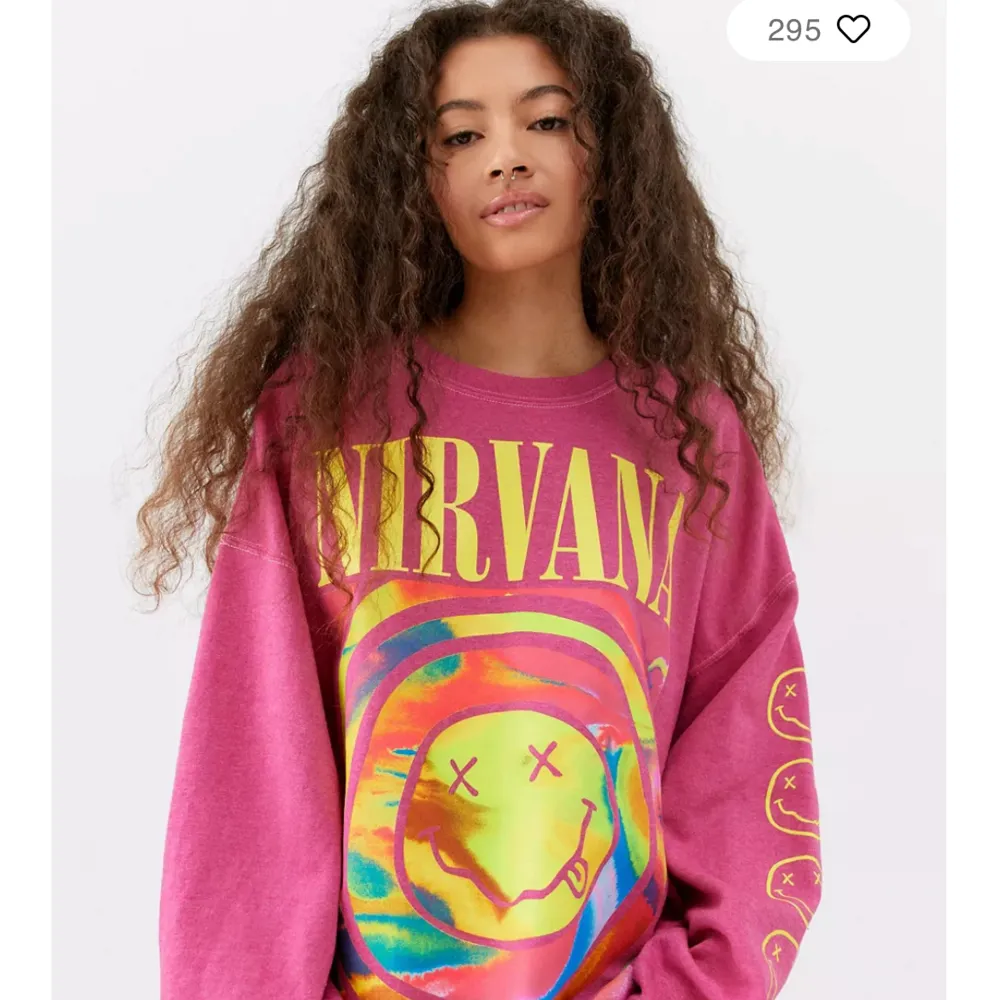 Helt oanvänd tröja från Urban Outfitters i USA. Den är slutsåld här. Med frakt och tullavgift betalade vi totallt 920sek.. Hoodies.