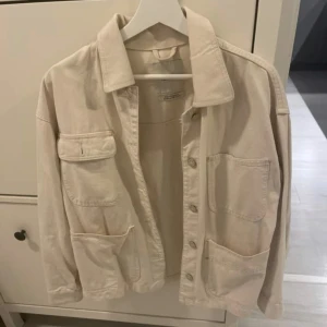 Beige jeansjacka - Strl XS, lite oversized