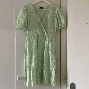 Sommarklänning - Grön sommarklänning, använd 1 gång. Storlek S 