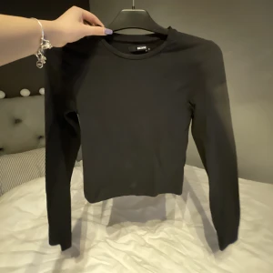 Svart tajt tröja - TRÖJAN ÄR INTE SMUTSIG DET ÄR KAMERAN! Svart långärmad tröja som sitter ganska tajt, bra skick!