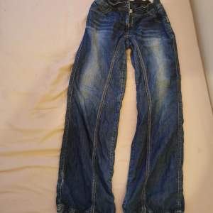 Baggy jeans perfekt om du har y2k stil💕 inte helt säker vilken storlek den är❤