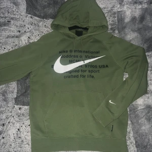 Nike hoodie - Grön Nike hoodie, använd men i bra skick