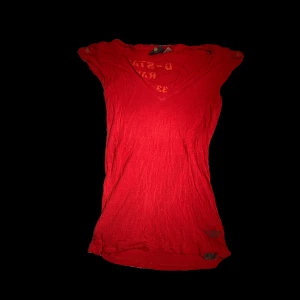 Röd Topp - Jättefin röd topp med coolt oranget tryck på ryggen från G-Star. Köpt second hand men aldrig använt själv, utöver det väldigt bra skick :)  *TRYCK INTE KÖP NU*