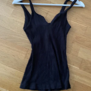 Svart linne - Super snygg ribbat linne! ☺️passar till allt