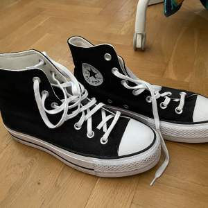 Änvända en gång så dom är som nya. Converse med plattform