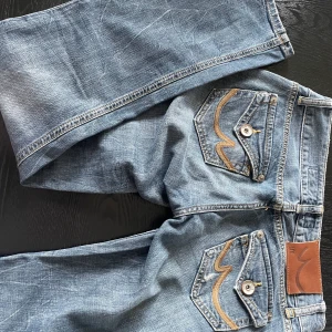 LTB low waist jeans - Säljer ett par lågmindjade jeans med coola fickor, passar på mig som är 166cm. frakt är gratis!😍 Midjemått: 80 cm Innebenslängd: 78 cm