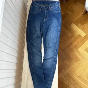 Mörkblåa skinny jeans, fint skick storlek xs. Skriv för fler bilder. 