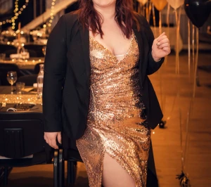 Paljettklänning till gala/student - Superfin gala klänning inköpt från Fashion Nova i Februari 2023 använd en kväll 2xl , jag har dtrl 48/50 och den är ungefär 50/52 i eur strl  nypris 900:- + frakt och tullavgift