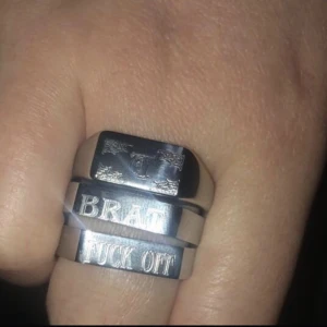 Stainless steel ringar  - Säljer nu mina helt oanvända ringar pga jag köpt fel storlek , ringarna är 20mm mätt rakt över och Fuck off ringen är 19mm raktöver  Rostfritt stål Ringarna är ifrån United kingdom och finns inte att köpa i Sverige   Nypris 140kr  Nu 100kr styck