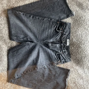 Zara jeans - Super snygga högmidjade jeans från zara, knappt använda 😽 pris kan diskuteras 