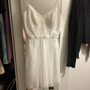 Tullklänning - Studentklänning/ avslutningsklänning/ konfa!! Märke: Chelsea  Säljer nu min älskade konfirmationsklänning som inte längre passar. Köpt för 1500kr. Den är perfekt som avslutnings eller studentklänning!! 