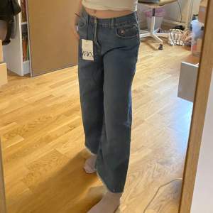 Vida jeans från Zara. Passar mig som är XS. Sköna! 