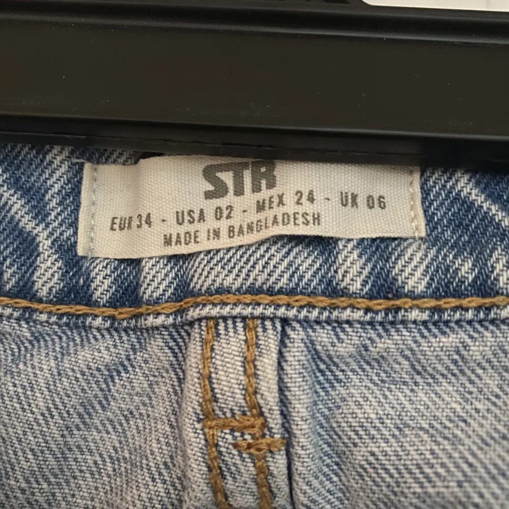 Blåa mom jeans från Zalando. Lite slitningar i designen. Mycket fint skick. Jeans & Byxor.