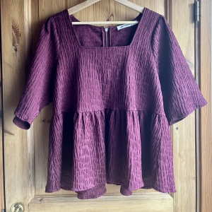 Topp- Carin Wester - En snygg topp från Carin Wester i stretchig material med dragkedja på övre delen av ryggen. Kvalitativt material. 