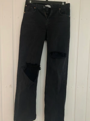 Straight leg jeans - Svarta straight leg jeans med hål och slitningar. De står att de ska vara högmidjade men jag tycker personligen att det är mid waist. Köpt på ASOS för 450kr