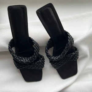 Svarta klackar  - Svarta klackar från NA-KD! 🖤 slutsålda!! Ca 5 cm klack 