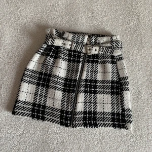 ZARA RUTIG KJOL - Rutig kjol från ZARA med invävt glitter och silvriga spännen, jättecool! Lite tjockare strukturerat tyg. Kan förekomma ytludd men inget som stör helheten. 🌻