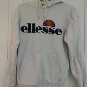 Hoodie - Vit ellesse hoodie. Köpt på bestsecret för 400kr. Väldigt fint skick