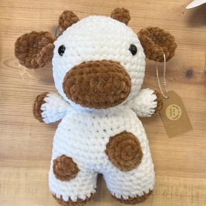 Handgjord kossa - Handgjord kossa som jag har virkat. Finns endast en i lager men jag kan göra fler på beställning och då i valfria färger. Köparen står för frakten.