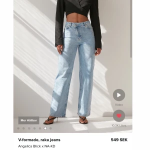 Raka V-formade jeans - Använda 0-2ggr, väldigt snygga men de passar nog någon med en något smalare midja. Från NA-KD