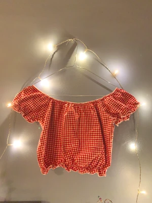 supersöt rött och vitt rutig gingham topp  - från john galt/brandy melville, i perfekt skick. storlek one size men passar XS/S, kanske M också (jag är strl M och det passar mig)