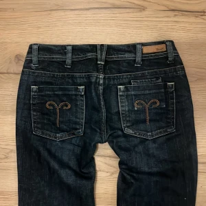 Lågmidjade jeans - Dem är från märket ”yankük” och är i jätte bra skick! Säljer då dem är lite små på mig:) benen är typ straight❤️ kan gå ner i pris vid snabb affär