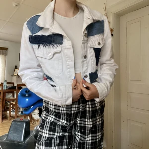 Jeansjacka  - Super fin vit jeansjacka med blåa jeans detaljer!