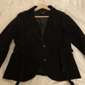 H&m manchesterjacka  - Svart manchesterjacka från HM med skärp att knyta i midjan, står strl 42 men skulle säga den är en S-M, bra secondhand skick 💕 
