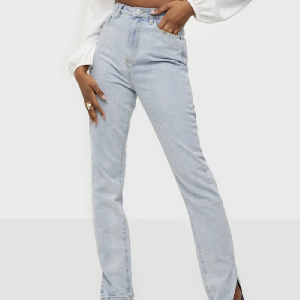 Jeans med slits från Missguided ☺️ Sparsamt använda, fint skick.  Kan skicka egna bilder om intresset finns, fråga bara så fixar jag det 🤩. Jeans & Byxor.